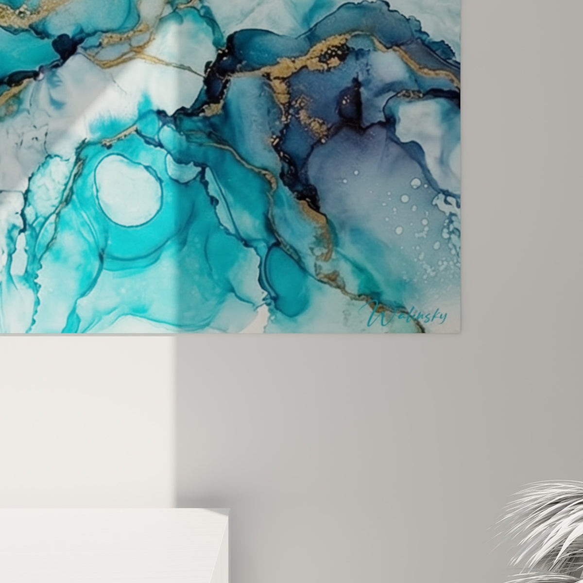 Détail des empâtements dorés et des coulures turquoise et anthracite sur la toile accrochée