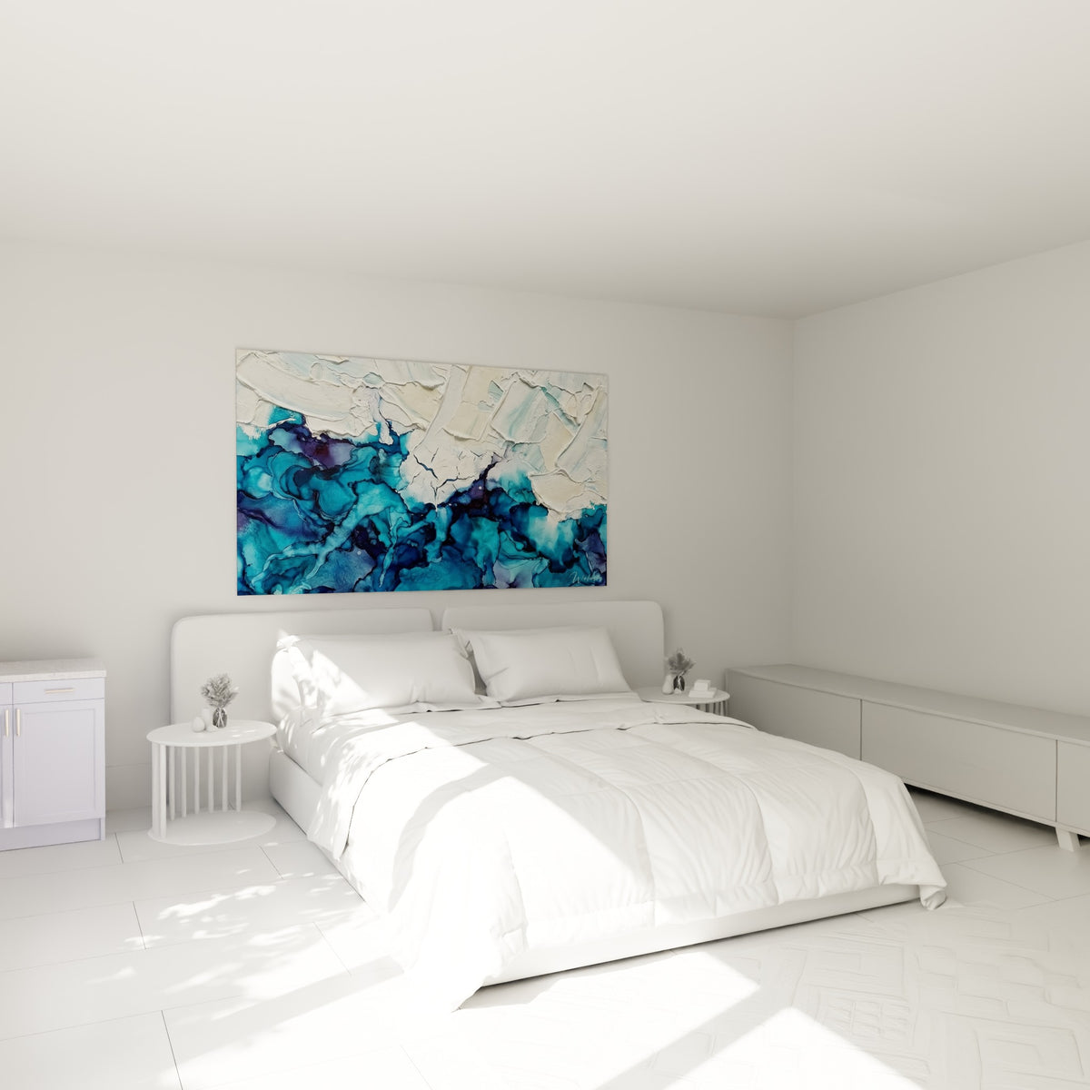 Empâtements crème et vagues bleu marine de ce tableau abstrait, accrochés au-dessus d'un lit dans une chambre claire