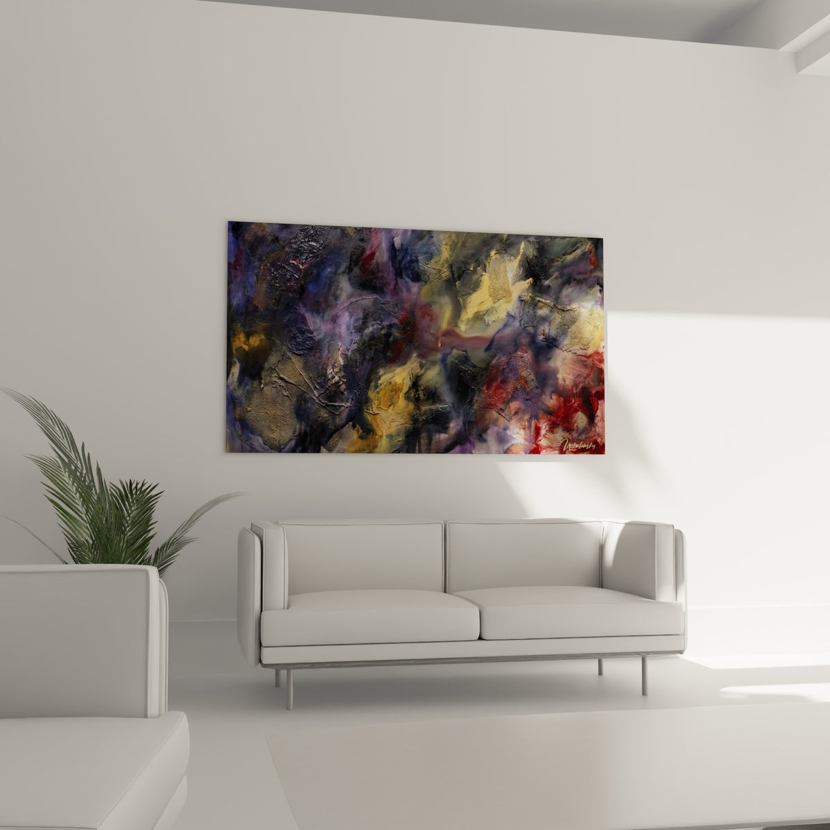 Matière texturée aux tons anthracite et rouge sombre accrochée au-dessus d'un canapé dans un salon lumineux.