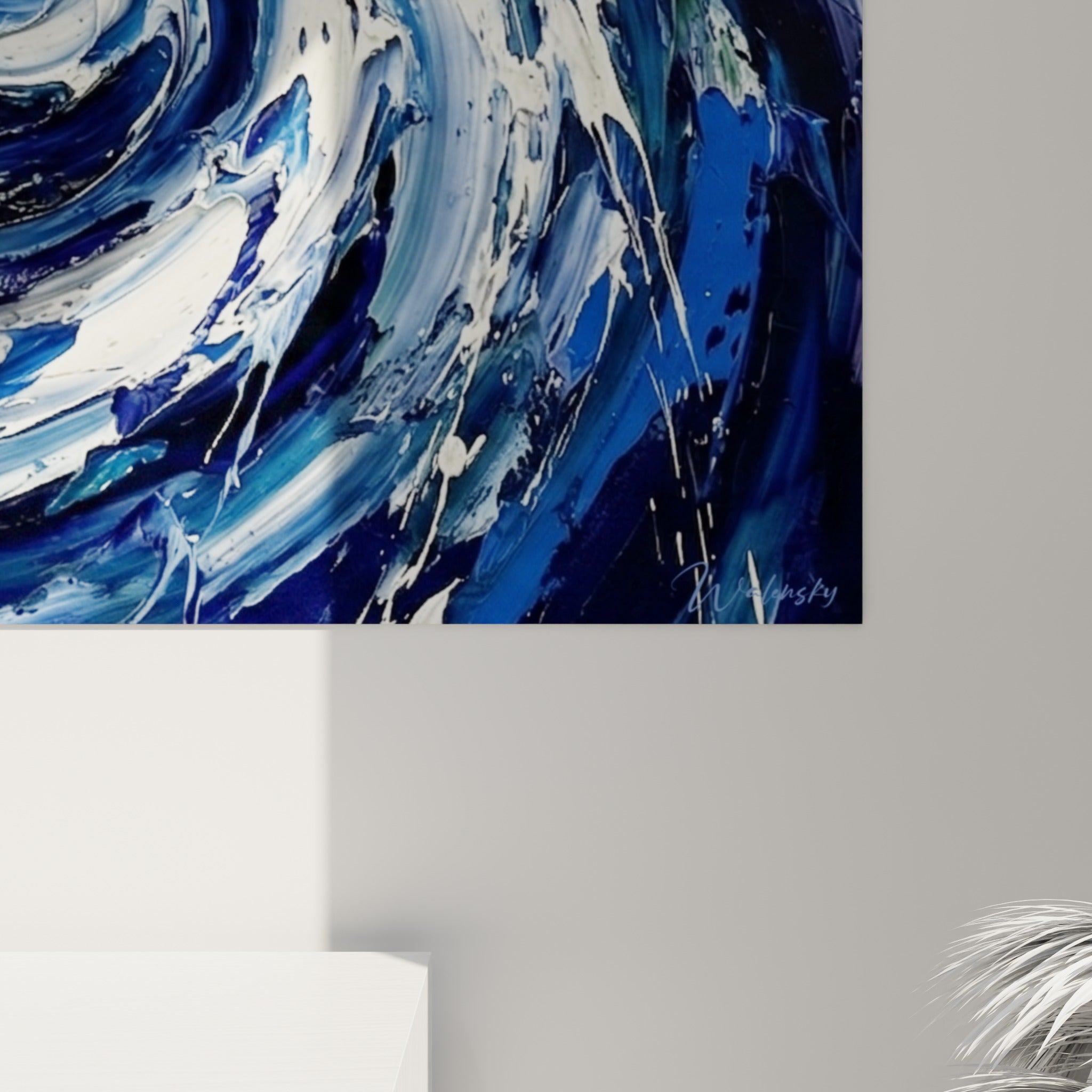 Empâtements épais de bleu marine et blanc crème visibles en gros plan, coulures et grain de matière