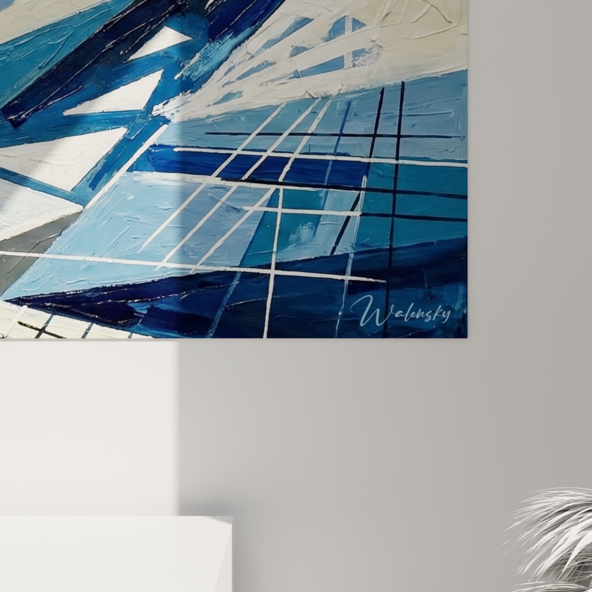 Empâtements épais révélant les nuances de bleu marine et d'ivoire, avec des coulures fines traçant des grilles sur la toile.