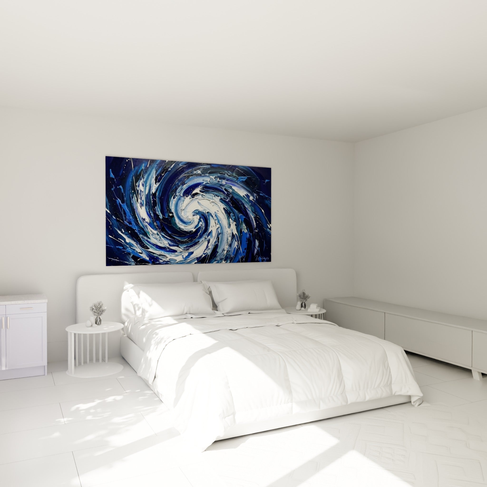Spirale bleu marine et blanche tourbillonnante, accrochée au-dessus d'un lit dans une chambre claire