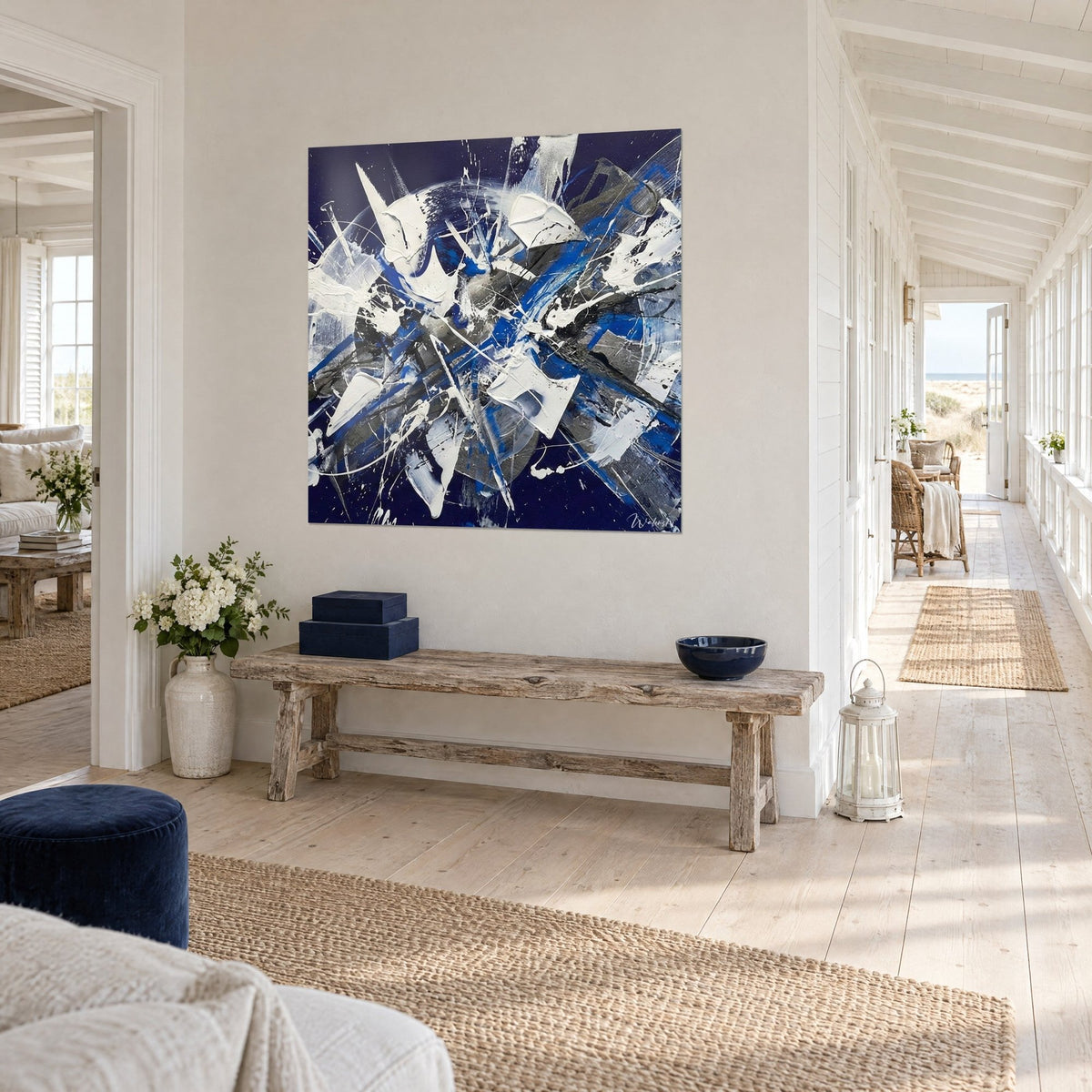 Tableau déflagration graphique, empâtements blancs et traînées bleu roi, plan en perspective sur un couloir de maison de bord de mer
