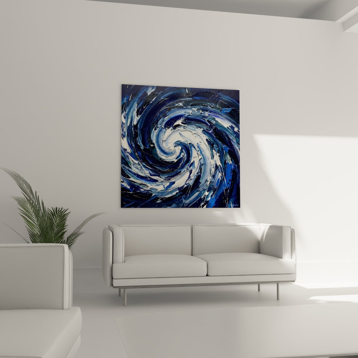 Vague bleu marine et blanche en mouvement circulaire, suspendue au-dessus d'un canapé dans un salon lumineux