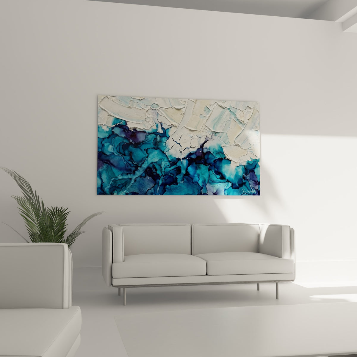 Reliefs blanc crème et coulées turquoise de ce tableau abstrait, placés au-dessus d'un canapé dans un salon lumineux