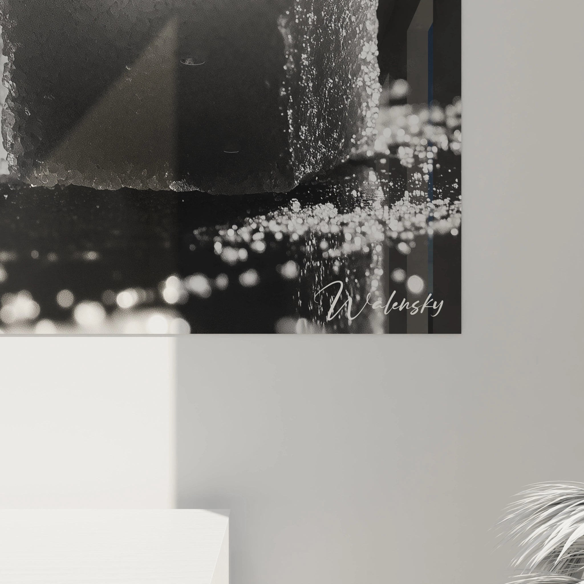 Un tableau sucre en noir et blanc illustrant des cubes de sucre empilés, avec une brume diffuse en arrière-plan. Les textures détaillées et la lumière latérale accentuent la matière cristalline du sucre.