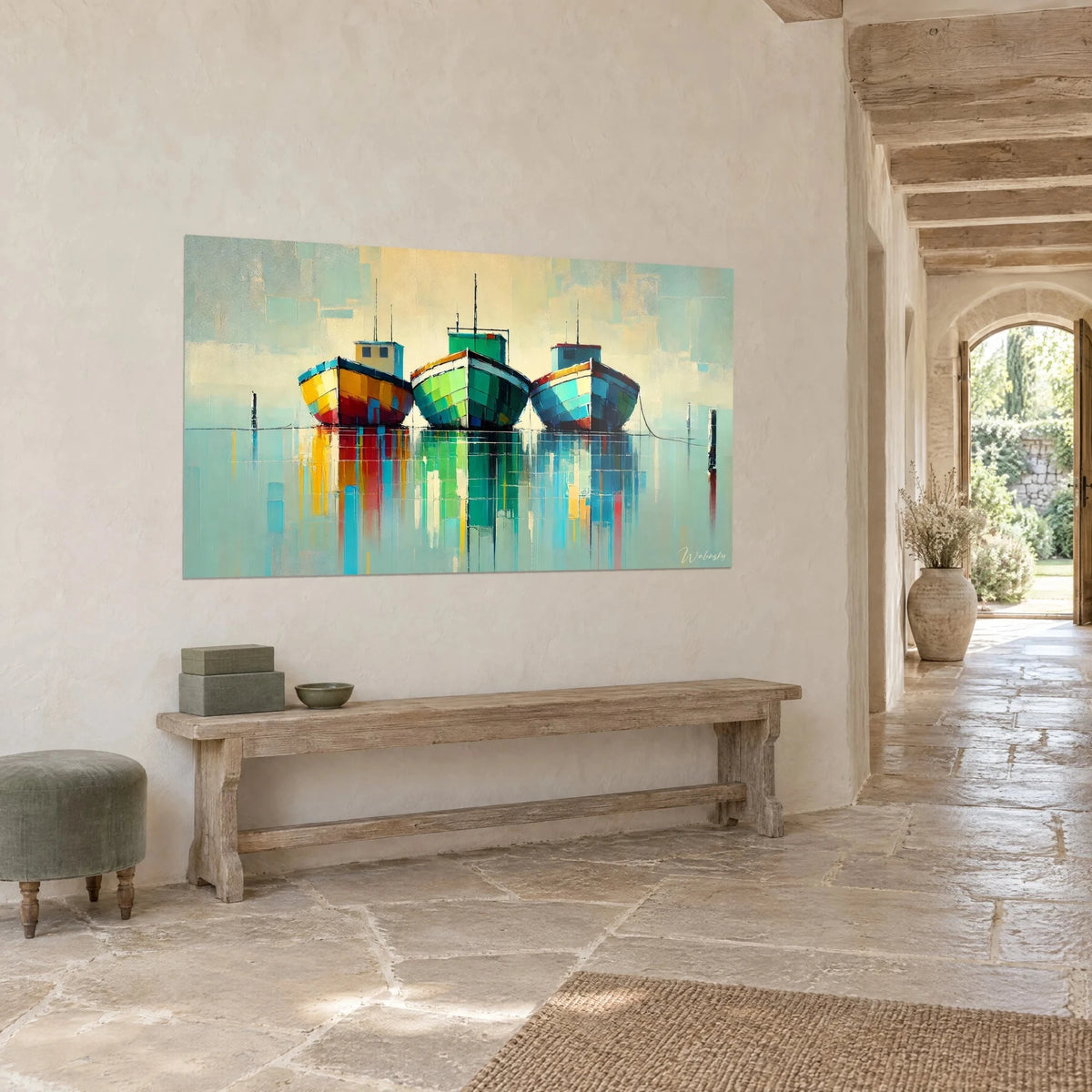 Tableau chalutiers alignés sur une eau laiteuse, cabines turquoise et rouge, coques jaunes, mur de pierre et banc en bois