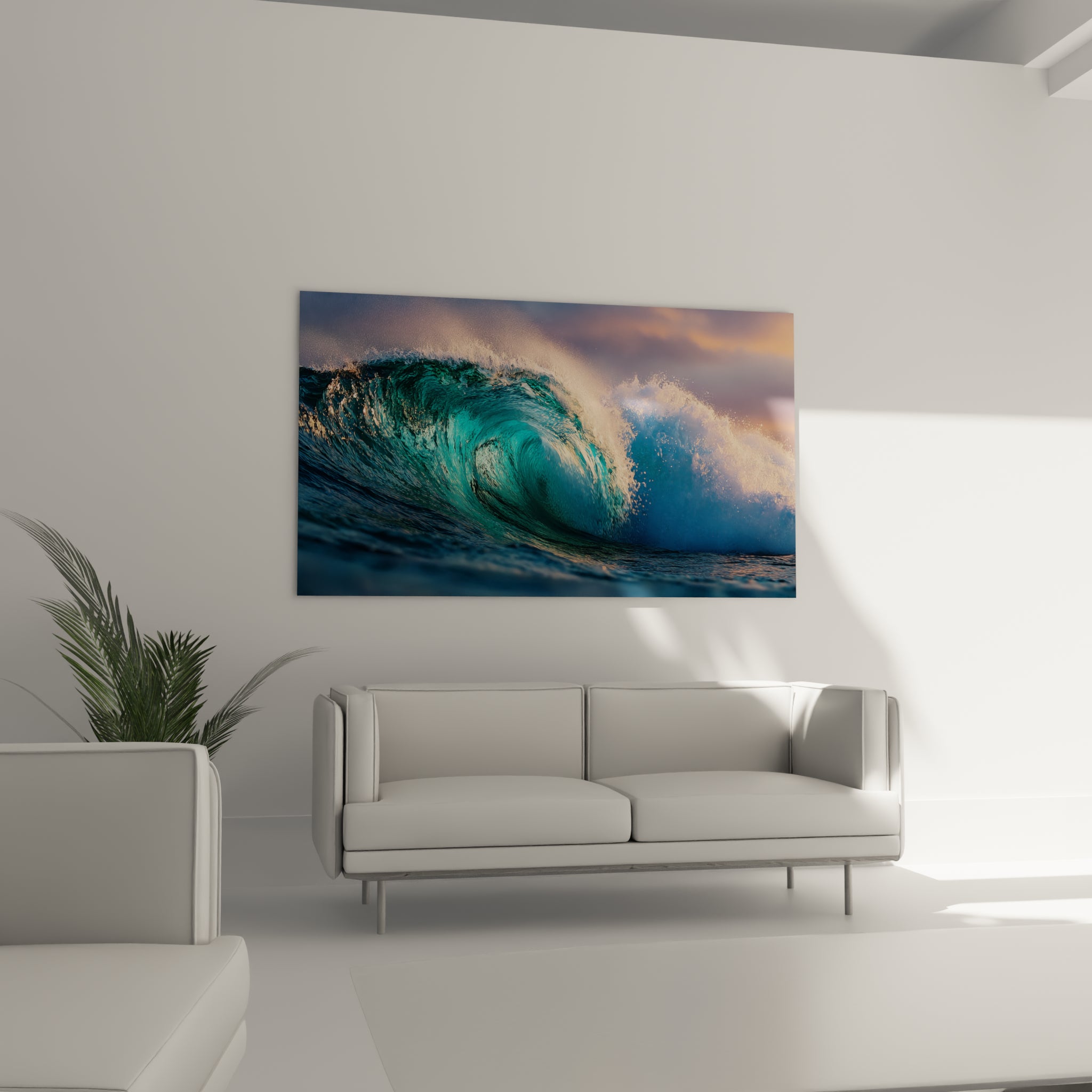 Crête d'écume dorée et eau bleu profond du tableau Surf au-dessus d'un canapé dans un salon lumineux