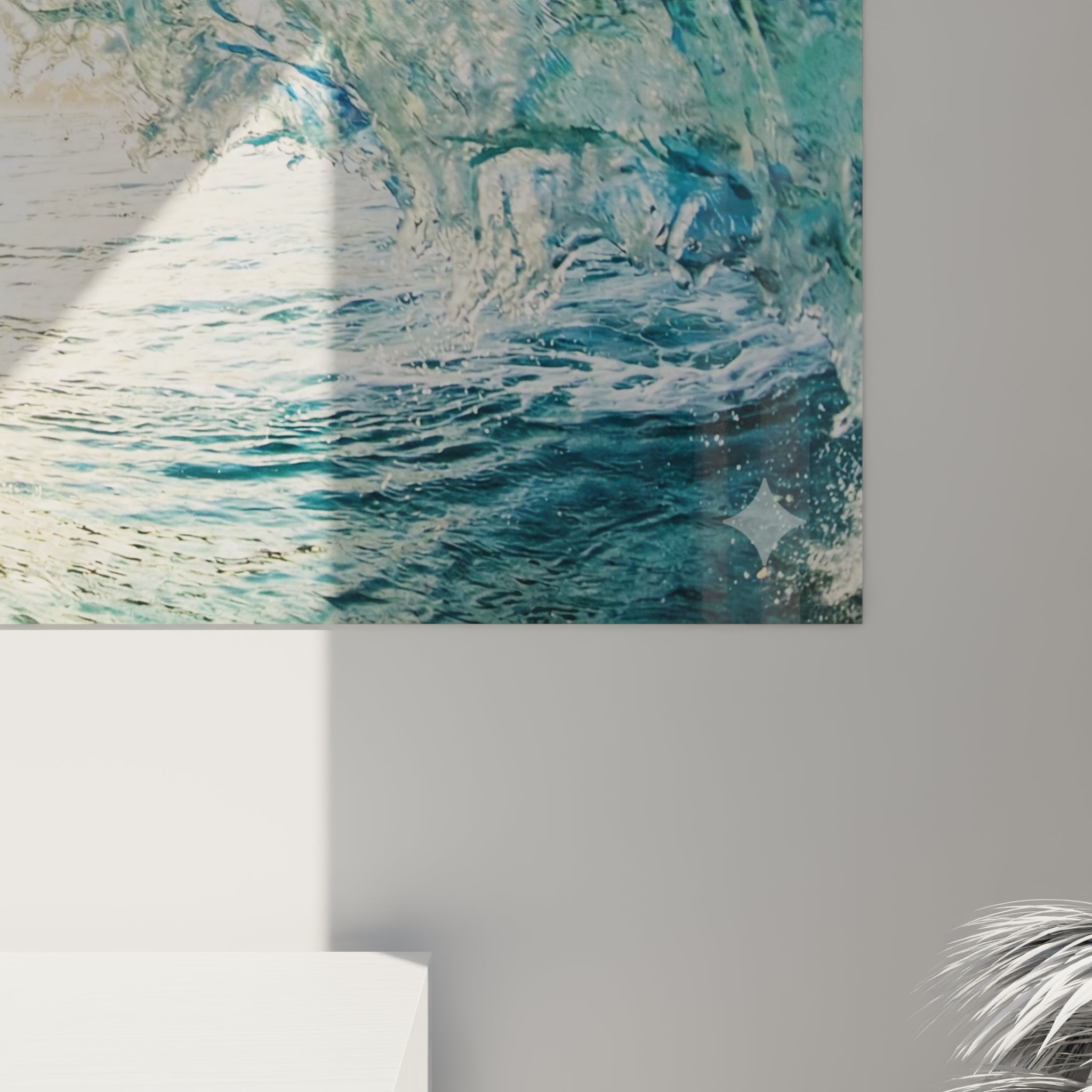 Détail des gouttelettes en suspension et du grain turquoise et blanc de la vague imprimée sur toile