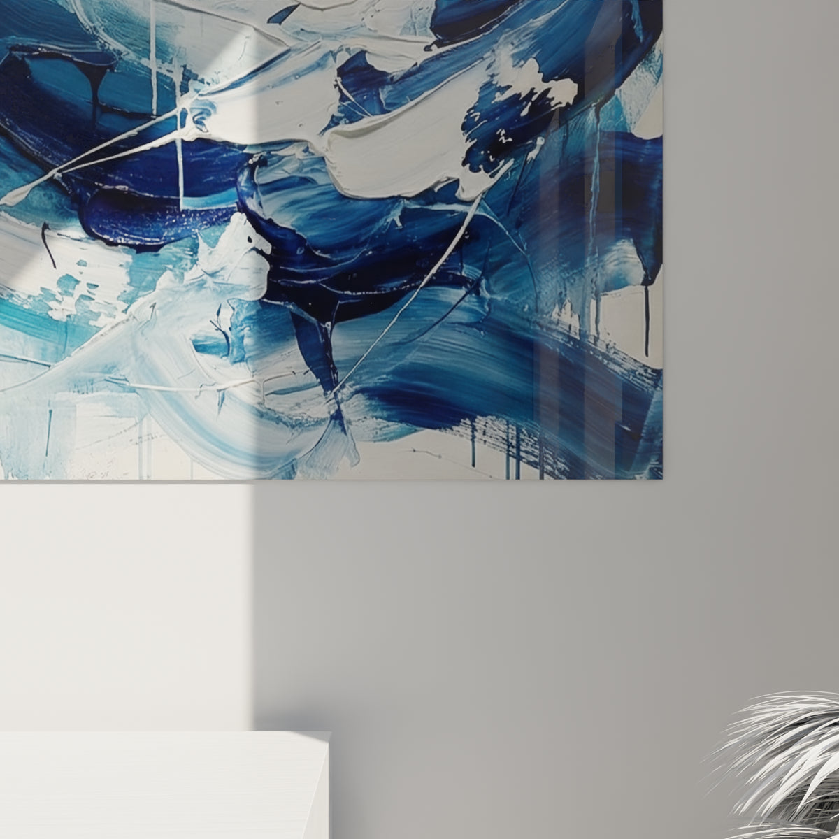Empâtements de peinture bleu marine et blanc, coulures verticales et matière épaisse visibles de près