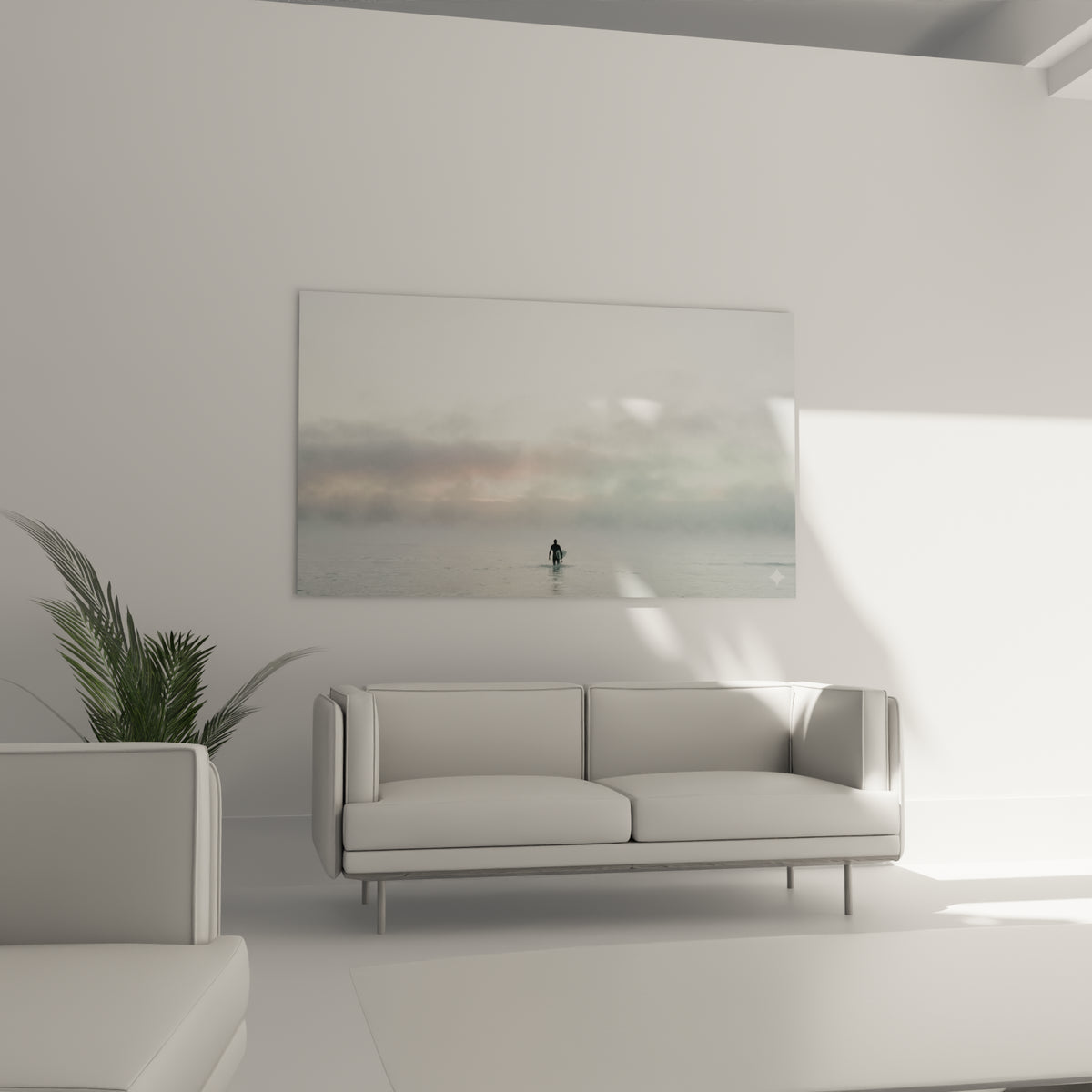 Marcheur solitaire vers l'eau sous un ciel voilé de gris et rose, au-dessus d'un canapé dans un salon lumineux