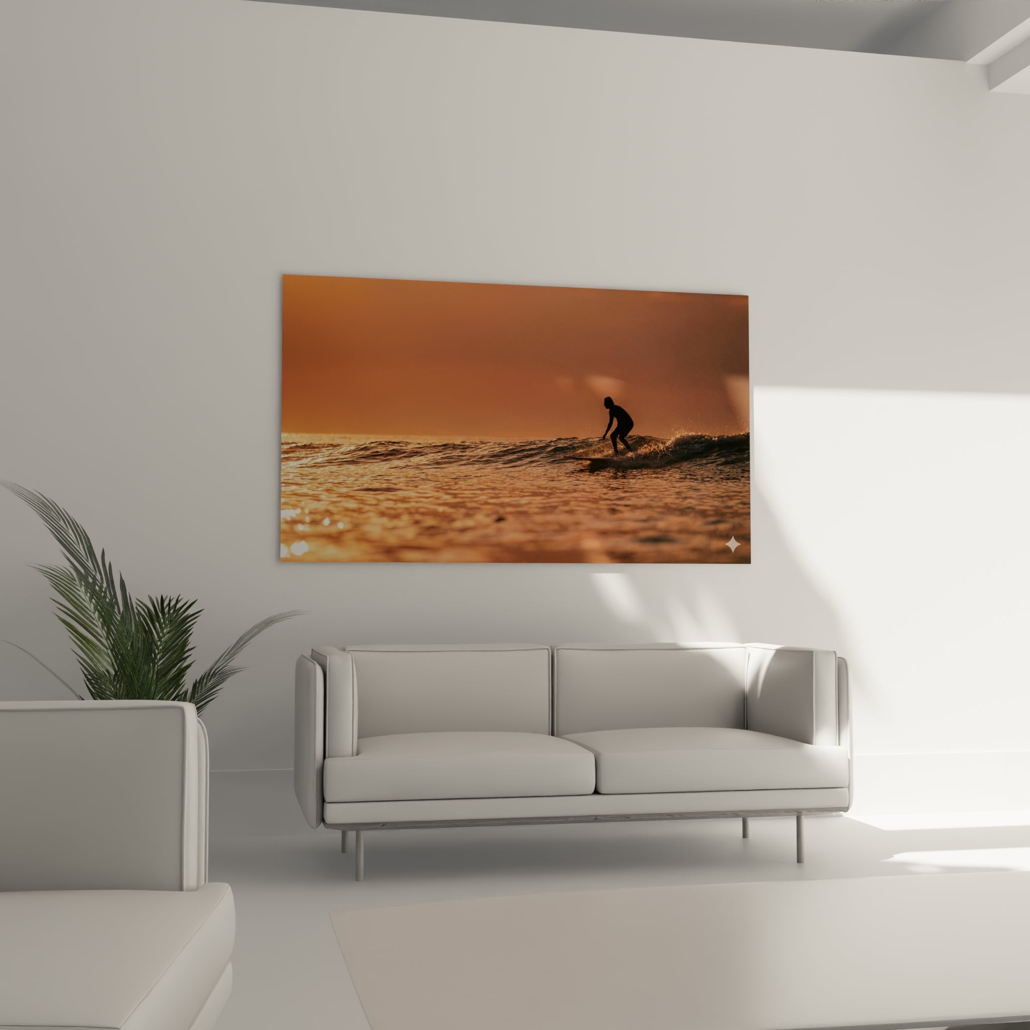 Figure de surfeur noire sur mer dorée et pêche placée au-dessus d'un canapé dans un salon lumineux