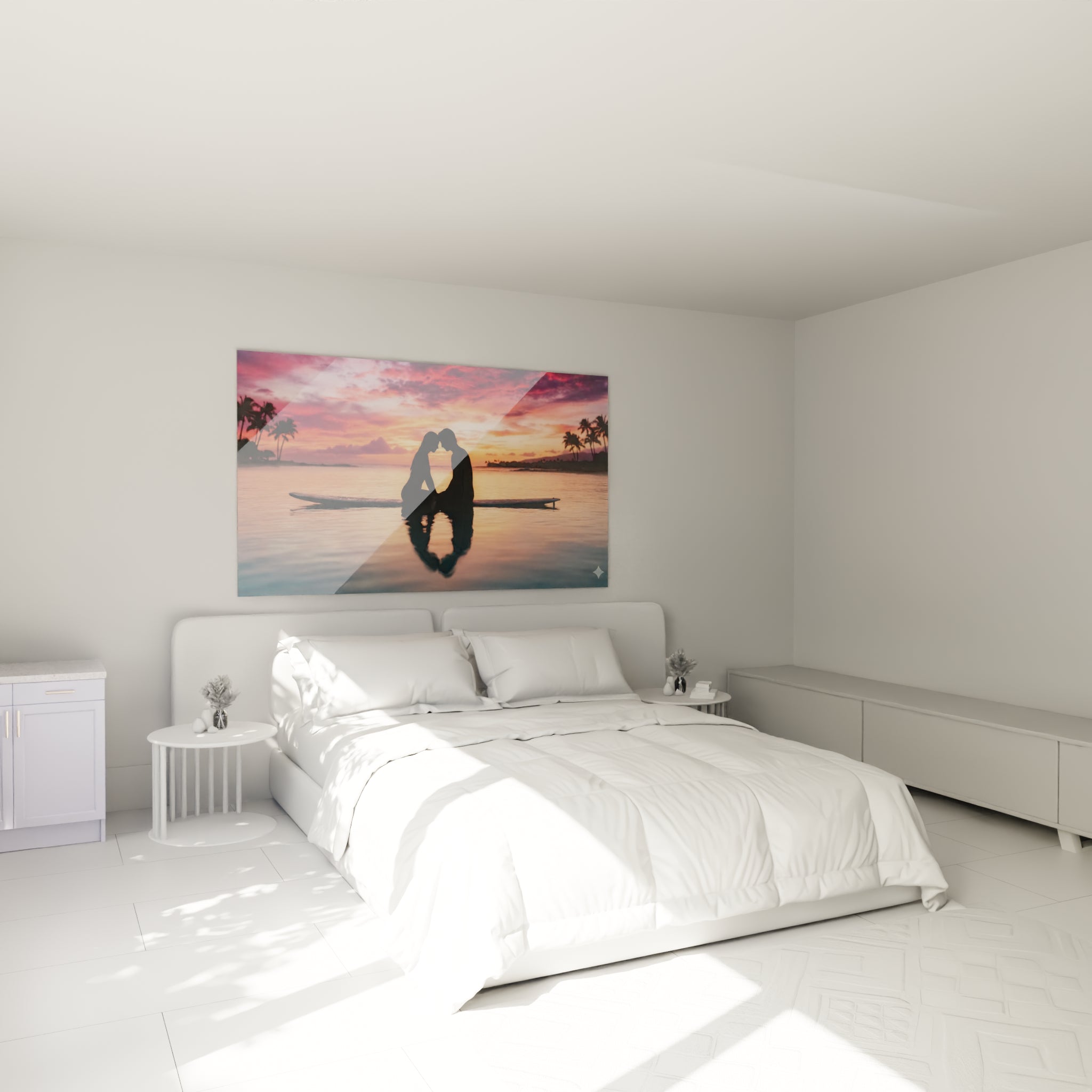 Couple assis front contre front sur une planche, ciel pourpre et doré, au-dessus d'un lit dans une chambre claire