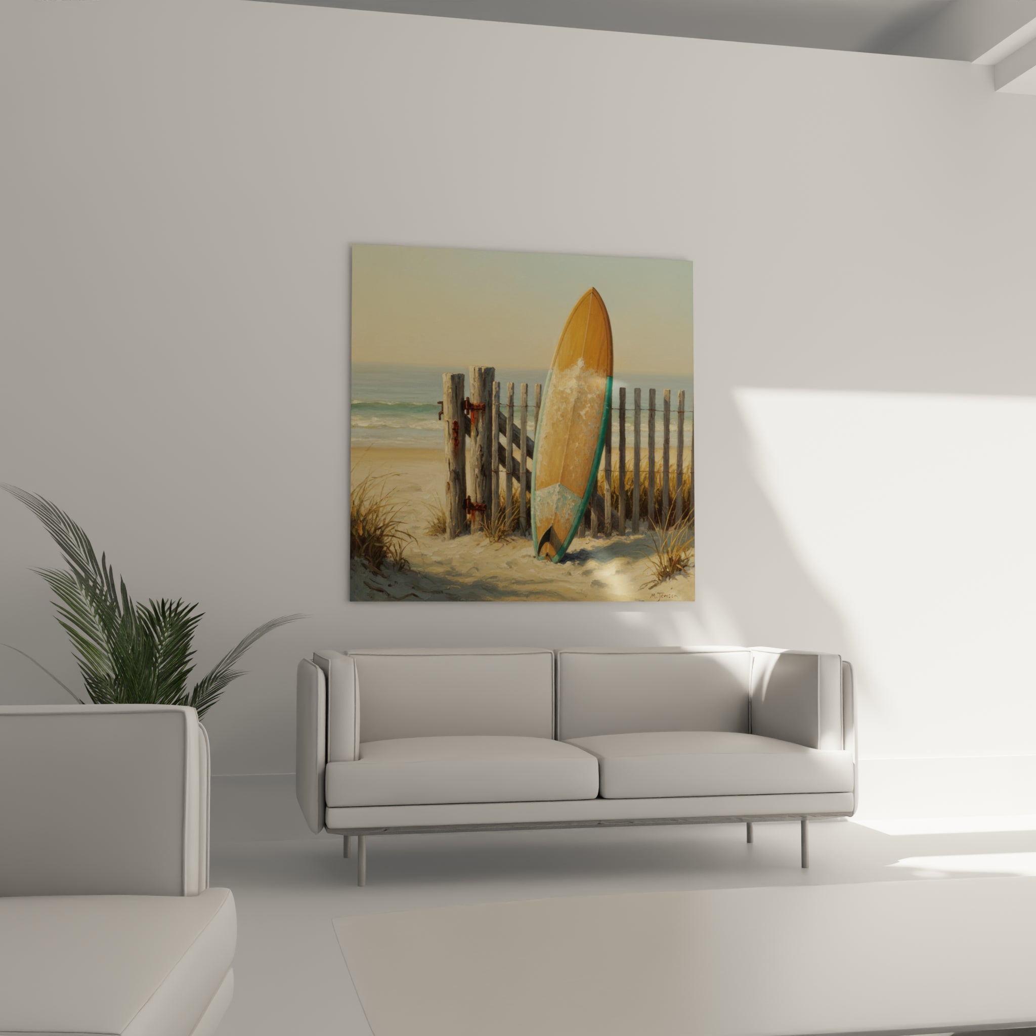 Planche jaune ocre écaillée près d'une clôture rustique, au-dessus d'un canapé dans un salon lumineux