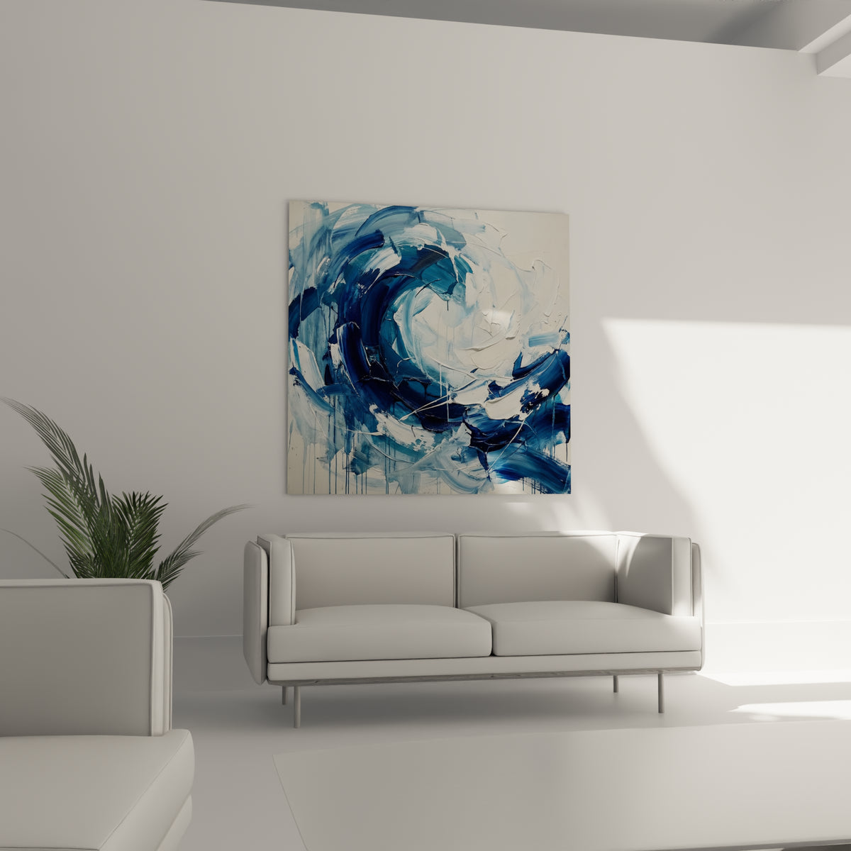 Rouleau de vague bleu marine et bleu pétrole texturé au-dessus d'un canapé dans un salon lumineux