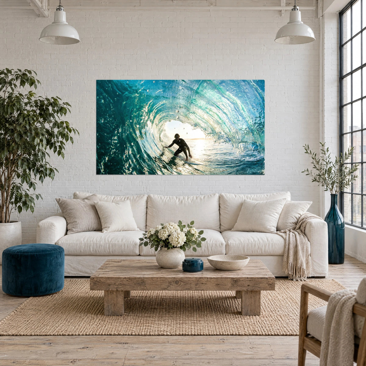 Gemälde Surfer gleitet in einer türkisfarbenen Welle, weißer Schaum und schwebende Tropfen, über einem Sofa in einem hellen Wohnzimmer