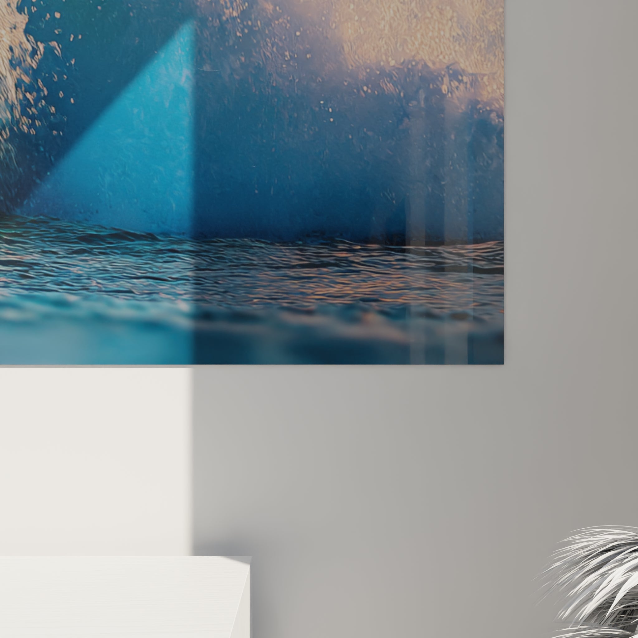 Grain et transparence de la vague turquoise Surf, gouttelettes d'écume visibles en gros plan sur la toile