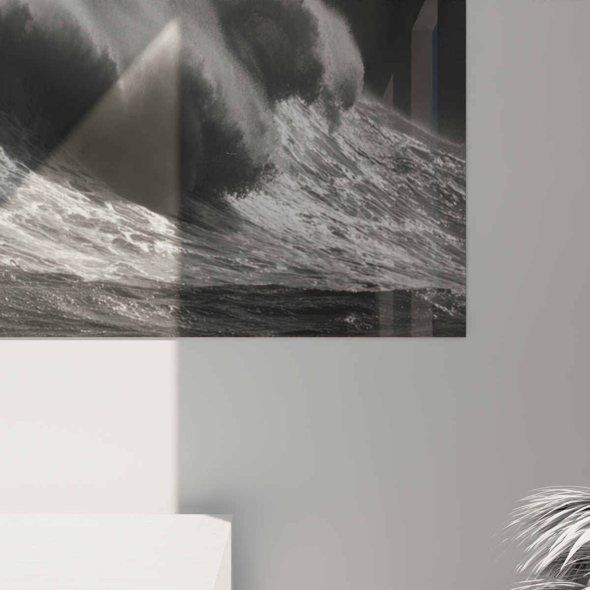 Grain photographique visible sur l'écume blanche et les reflets gris argenté de la vague déferlante