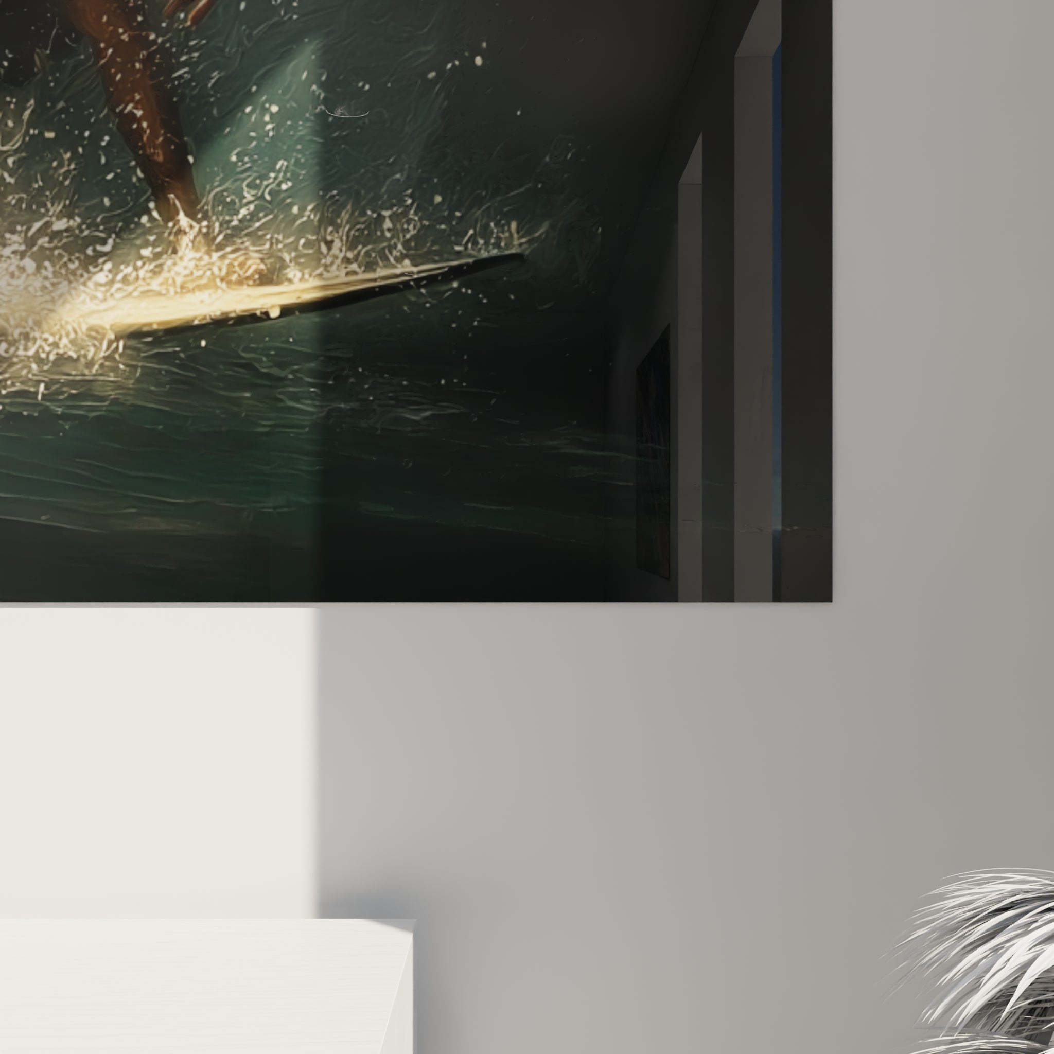 Empâtements dorés et coulures anthracite se mêlent sur la toile, révélant la texture picturale de la vague.