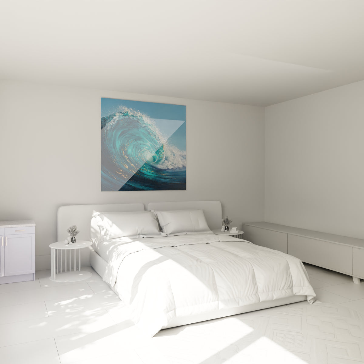 Rouleau de vague turquoise aux reflets dorés accroché au-dessus d'un lit dans une chambre claire