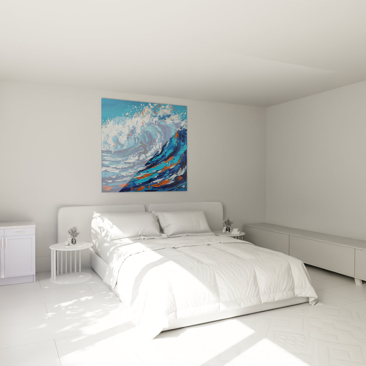 Vague bleu turquoise et touches orange encadrant un surfeur, accrochée au-dessus d'un lit dans une chambre claire