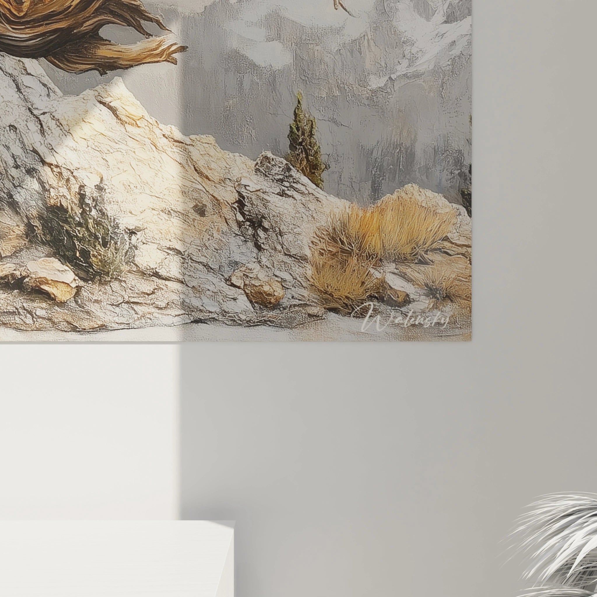 Un tableau arbre ancestral capturant un spécimen desséché mais puissant aux couleurs dorées et terreuses, perché sur une roche claire, se détachant sur un horizon montagneux aux teintes grises et bleues, avec une finition texturée évoquant l'écorce vieillie.