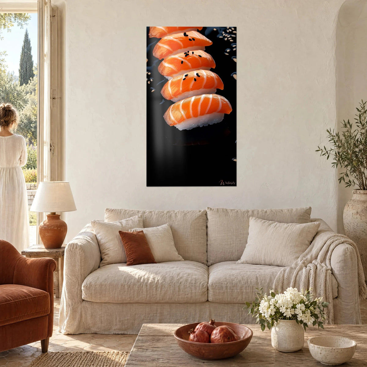 Schilderij van vijf zalm-nigiri in felle oranje tinten op witte rijst, zwarte sesamzaadjes, zwarte achtergrond, boven een bank in een lichte woonkamer