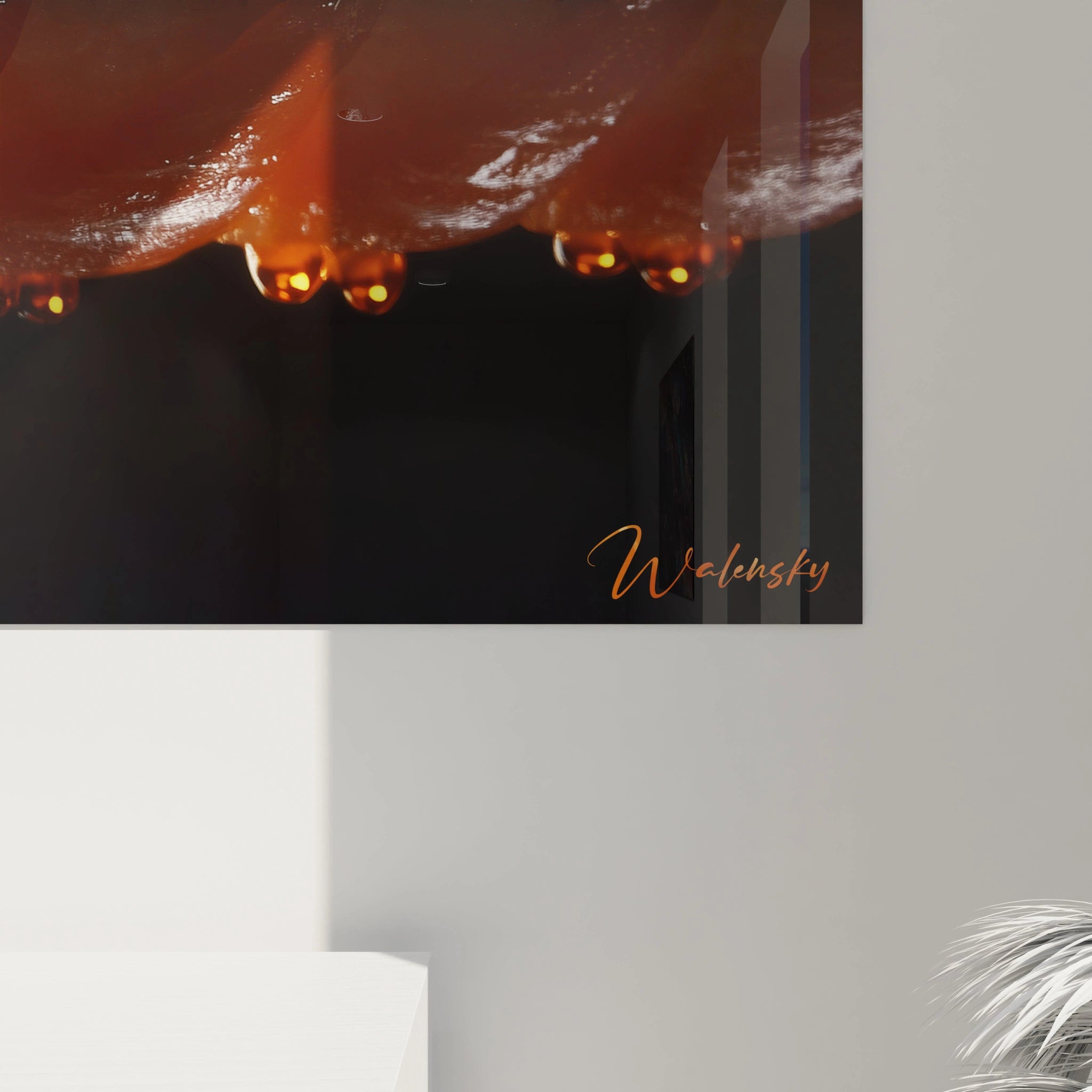 Un tableau sushi montrant des sushis au saumon soigneusement alignés. L’image joue sur un effet de réflexion avec des tons orange, blanc et noir, et des textures lisses et réfléchissantes.