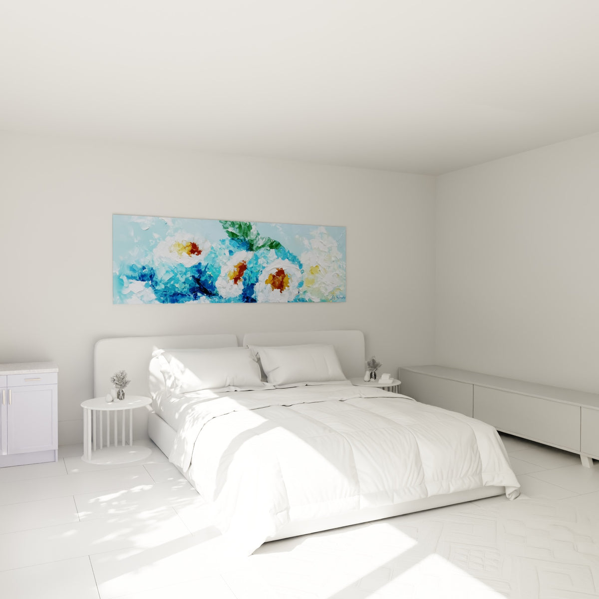 Formes de sushi bleu marine et ocre accrochées au-dessus d'un lit dans une chambre claire
