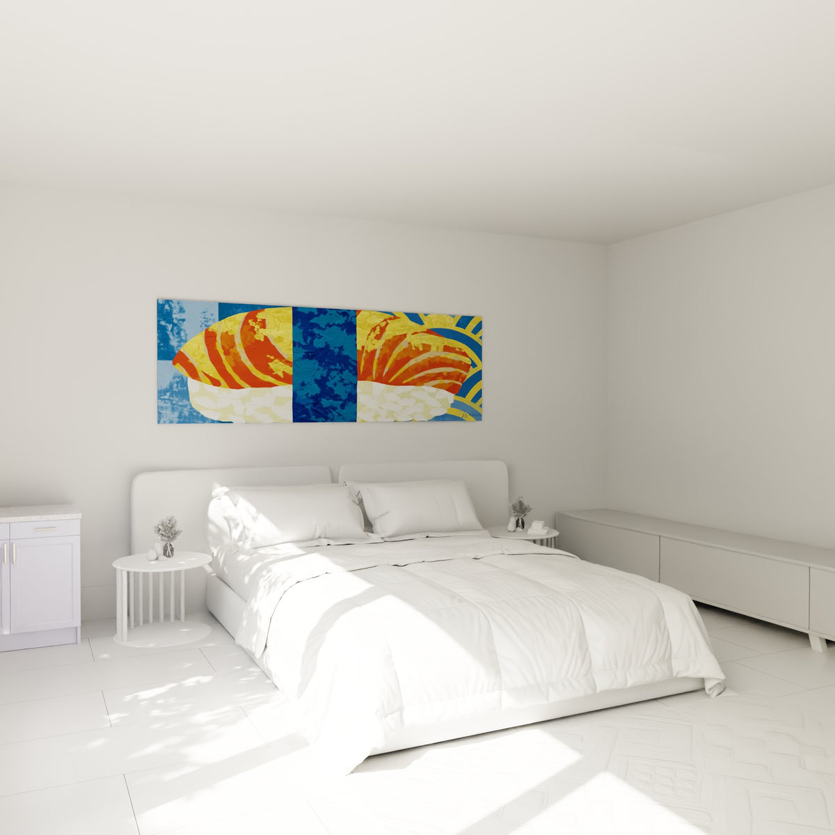 Pièces de sushi doré et orangé sur fond bleu profond, accrochées au-dessus d'un lit dans une chambre claire.