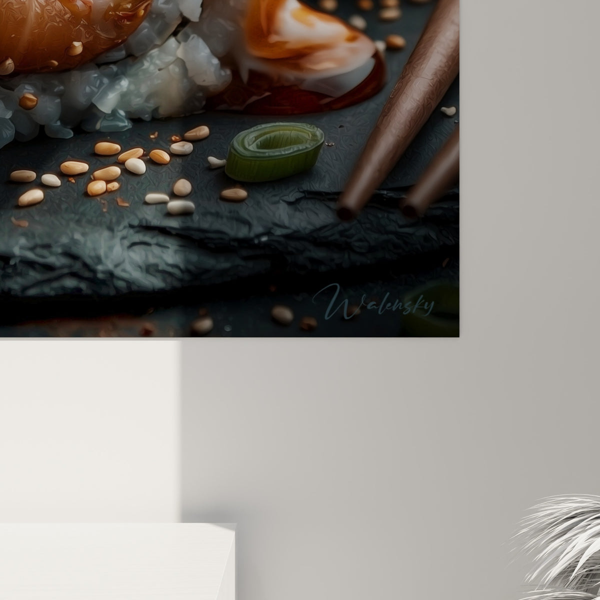 Grain de riz blanc et sauce orange qui coule en gros plan sur l'ardoise noire striée
