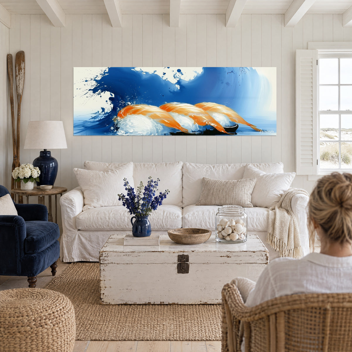 Gemälde Lachs-Nigiri in Orange auf weißem Reis, blaukobaltige Welle mit Spritzern, über einem Sofa in einem hellen Wohnzimmer