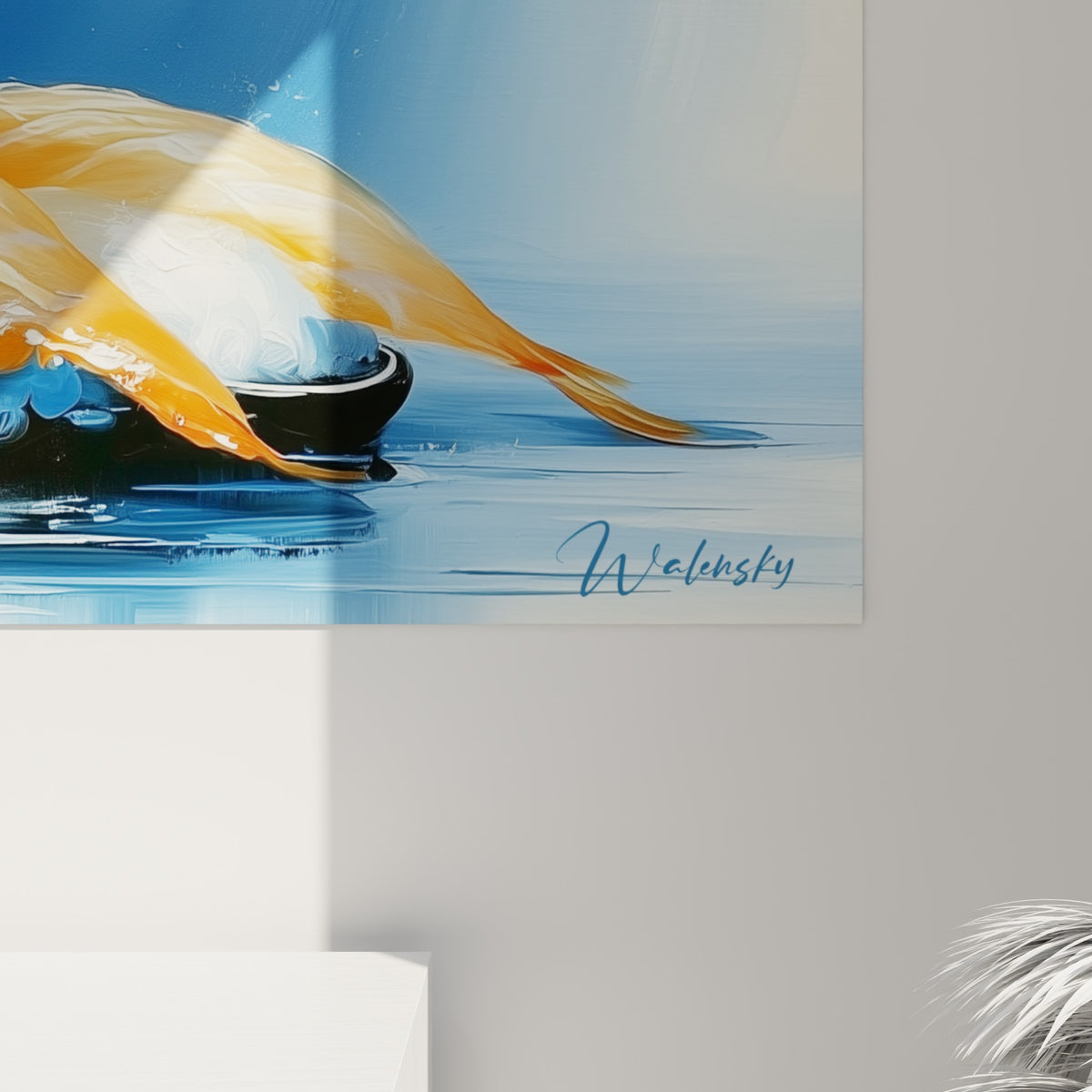 Empâtements orangés et éclats d'encre bleue visibles en gros plan sur la toile accrochée