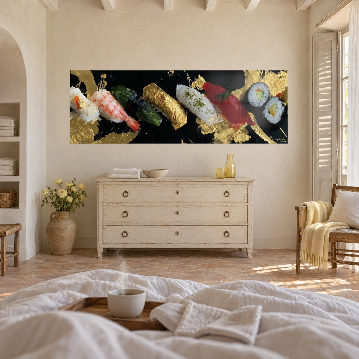Tableau sushi au thon rouge vif et makis à l'avocat vert sur laque noire dorée, au-dessus d'un lit dans une chambre claire