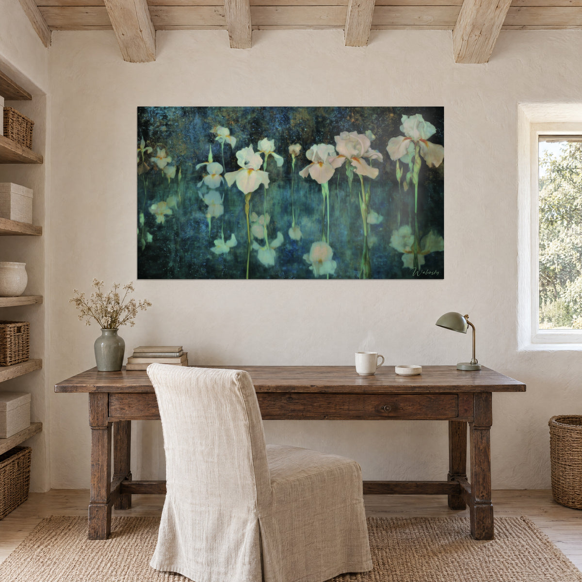 Cuadro iris barbudos rosas y blancos sobre fondo azul pato texturizado, reflejos verdes, colgado encima de un escritorio de madera en bruto