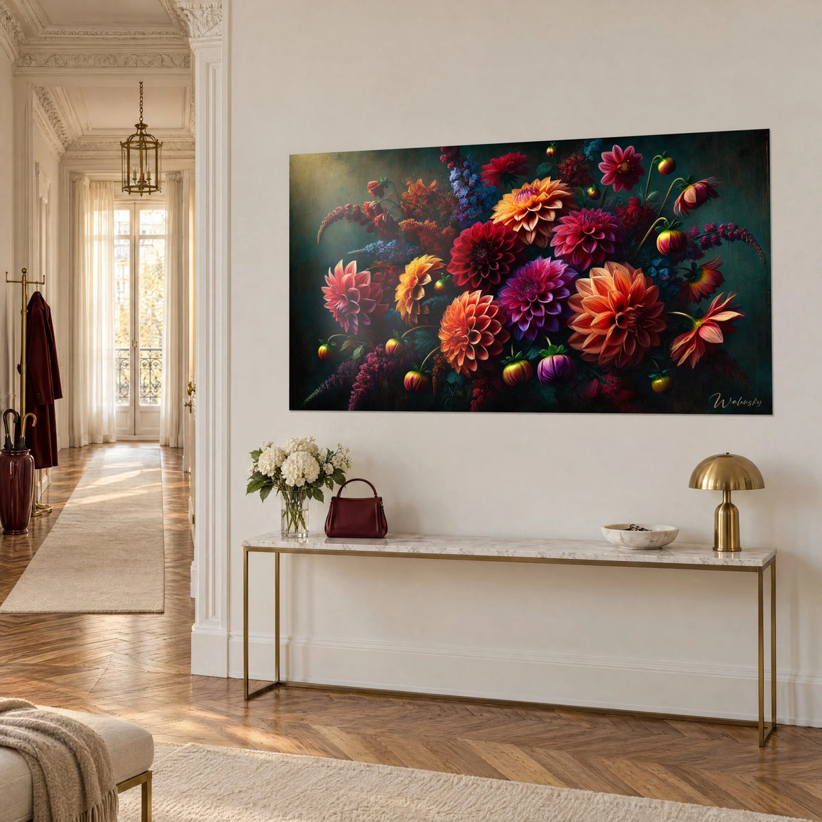 Πίνακας μπαρόκ floral σύνθεση, ντάλιες σε καρμίνι κόκκινο και βερίκοκο, πράσινα μπουμπούκια, κρεμ τοίχος, χρυσή κονσόλα, διαμέρισμα αρχιτεκτονικής Haussmann