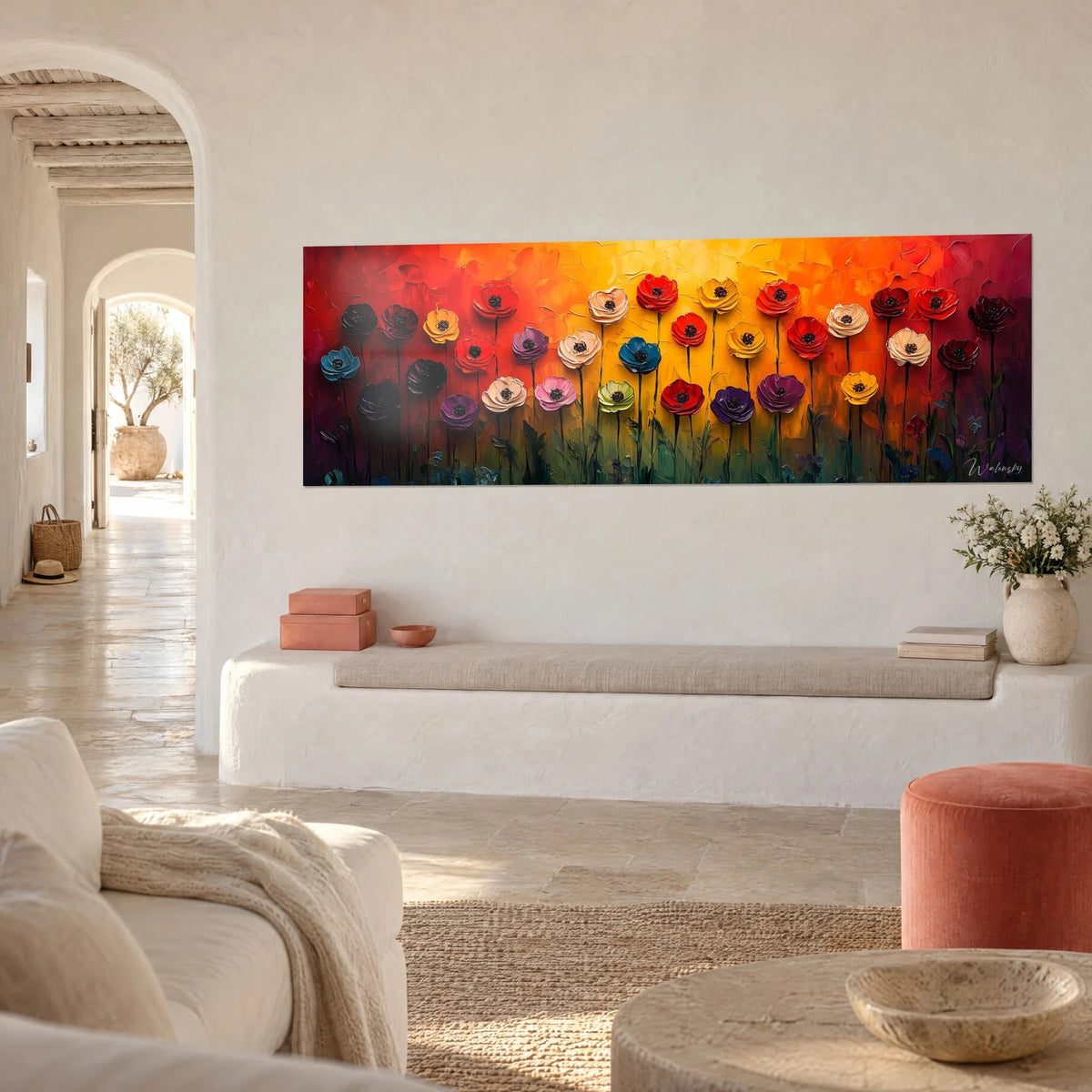 Quadro di un prato di fiori fitti con petali rossi e blu, cielo arancione, di fronte a una panca bianca, casa mediterranea