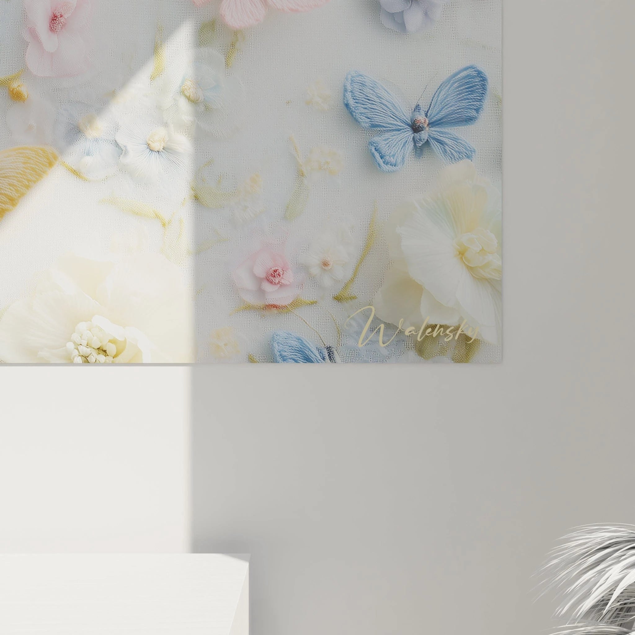 Un tableau papillons en techniques mixtes représentant une multitude de spécimens brodés aux ailes texturées, dans des tons pastel dominés par le rose, le bleu et le jaune, disposés artistiquement sur un fond blanc bleuté avec quelques fleurs blanches.