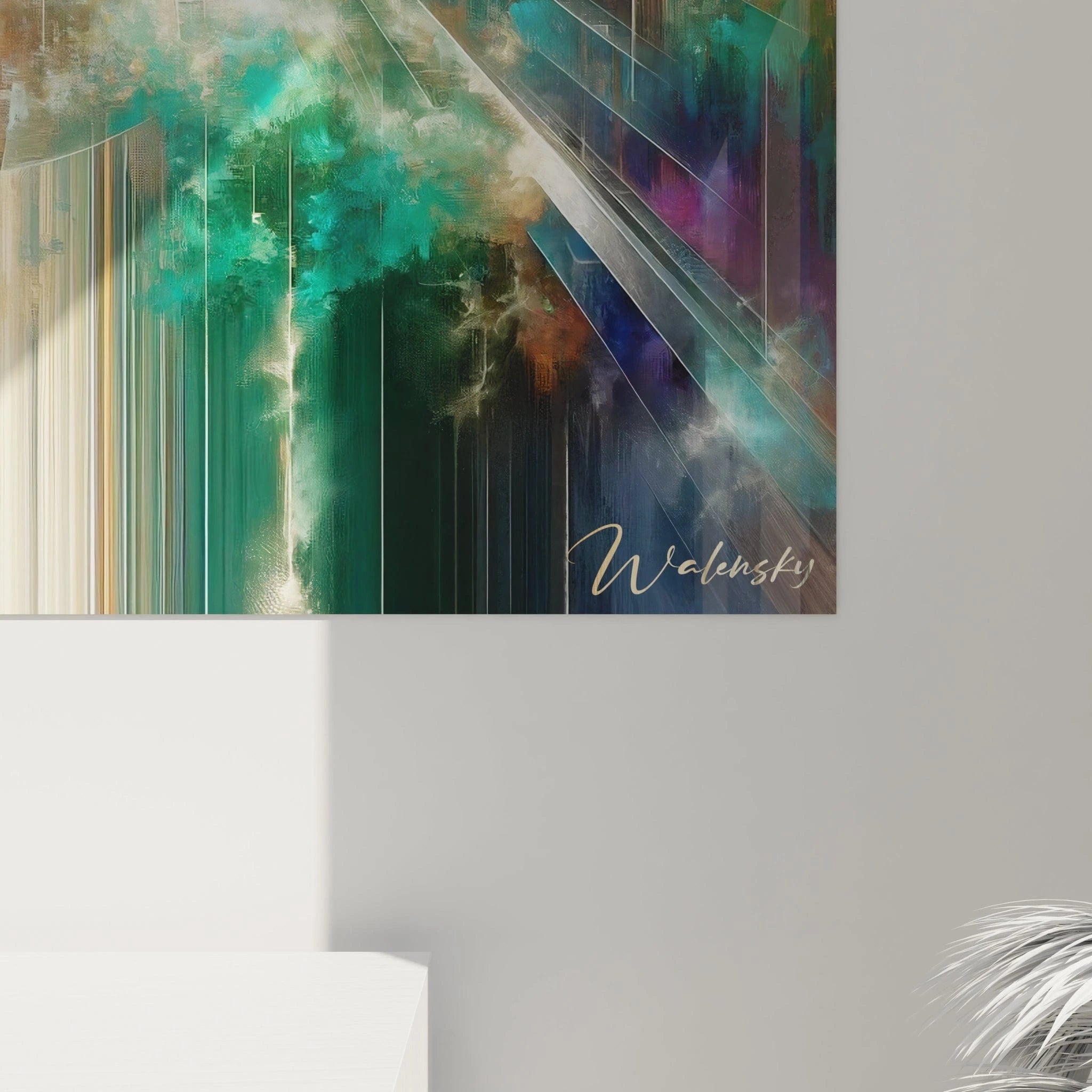 Un tableau abstrait d'avenue métropolitaine en vitesse. Utilise une palette de brun-orangé, turquoise, bleu profond et doré. La texture présente des formes architecturales géométriques qui s'élancent vers le haut et convergent vers un point de fuite central, avec des effets de transparence et de brume colorée, créant une sensation de mouvement rapide à travers un canyon urbain aux hauts immeubles.