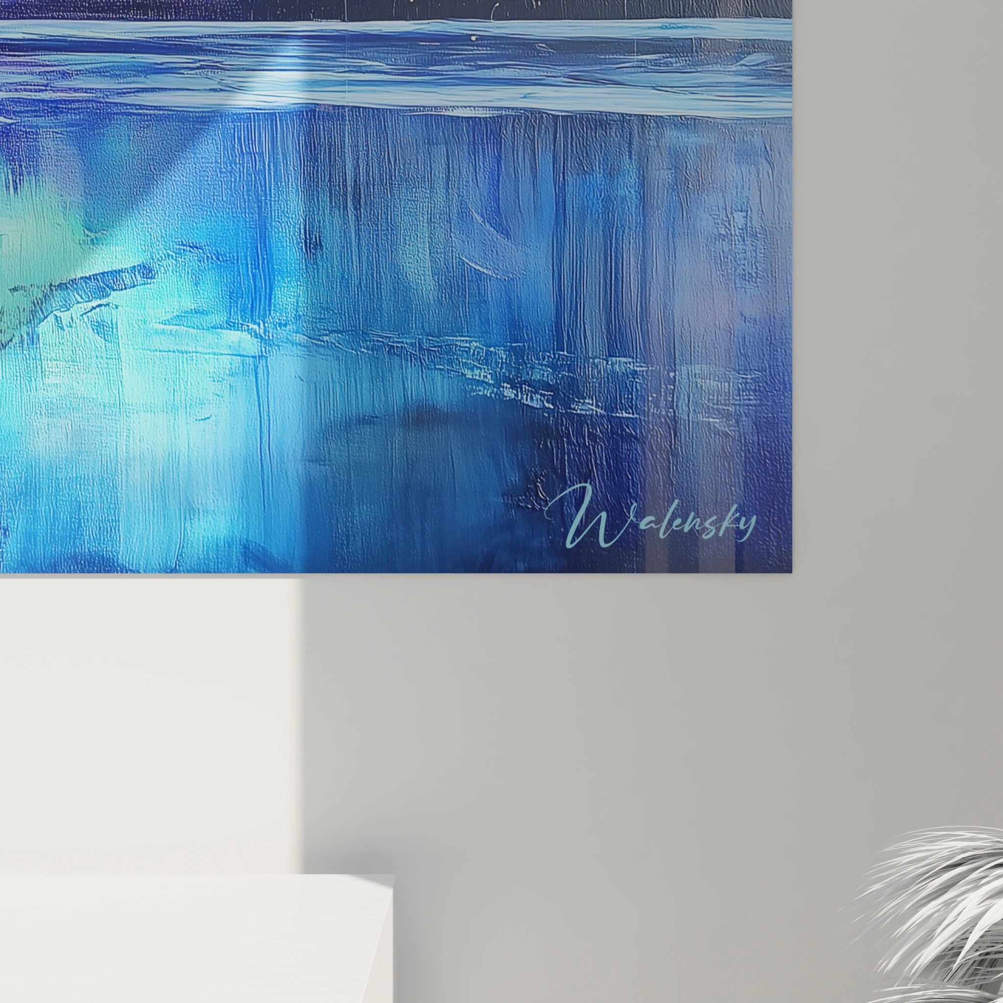 Tableau aurore céleste présentant un panorama montagneux où des vagues de lumière verte et violette dansent dans le ciel nocturne, créant un miroir parfait dans les eaux calmes du lac avec des textures glaciales apparentes.