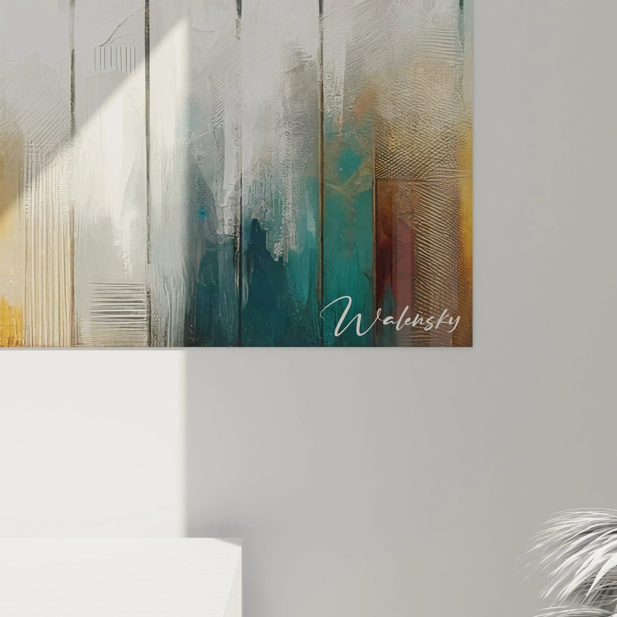 Tableau abstrait présentant un piano métamorphosé en buildings. Gamme colorée alliant blanc lumineux, gris anthracite, bleu canard et or avec touches de brun orangé. Texture mixte combinant surfaces planes et reliefs avec jeux de matières brillantes et mates. Motif vertical avec touches de piano identifiables en bas se transformant progressivement en structures urbaines élancées, symbolisant la musicalité de la ville.