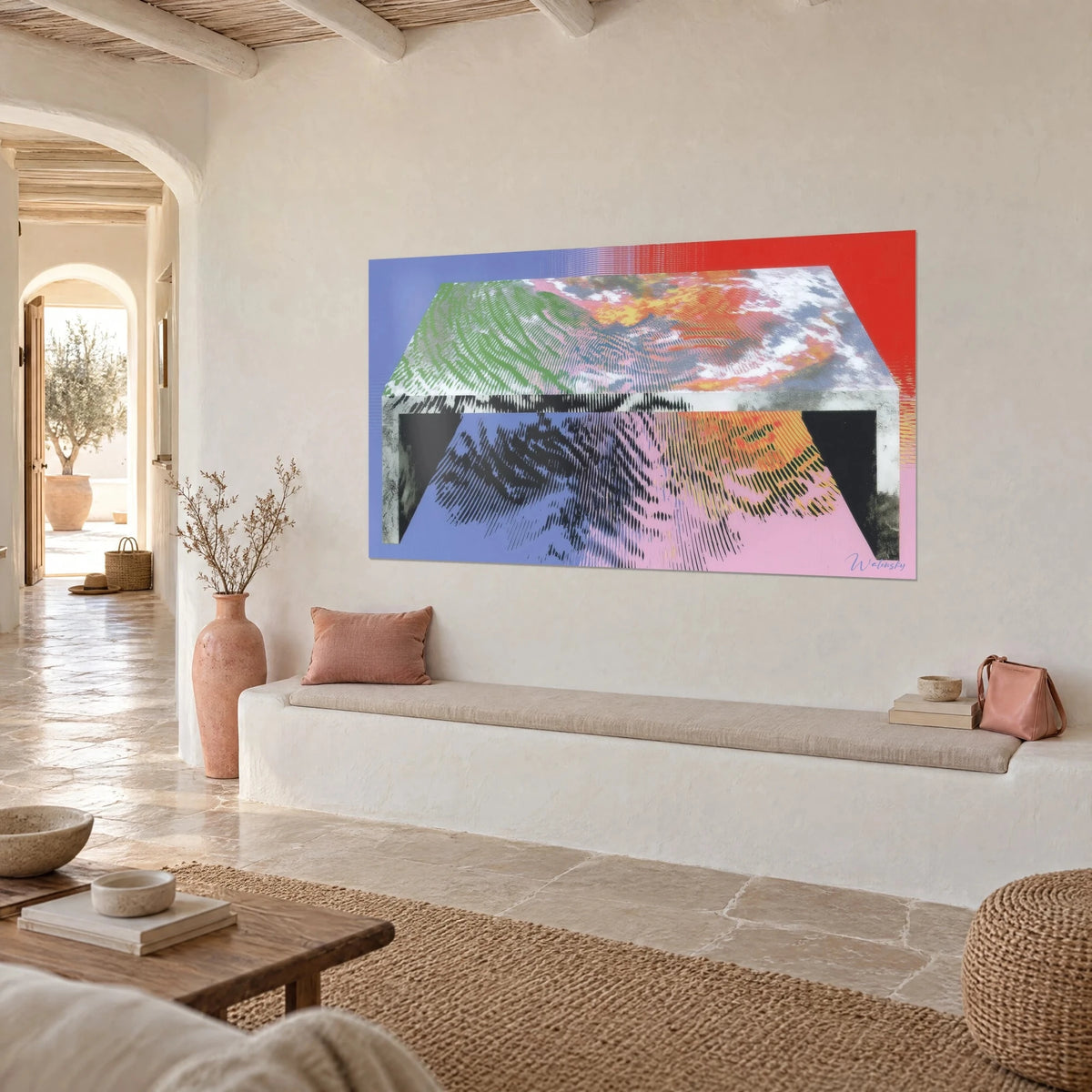 Cuadro mueble flotante con vibrantes estrías verdes, naranjas y rosas, visto en tres cuartos sobre una pared encalada de villa
