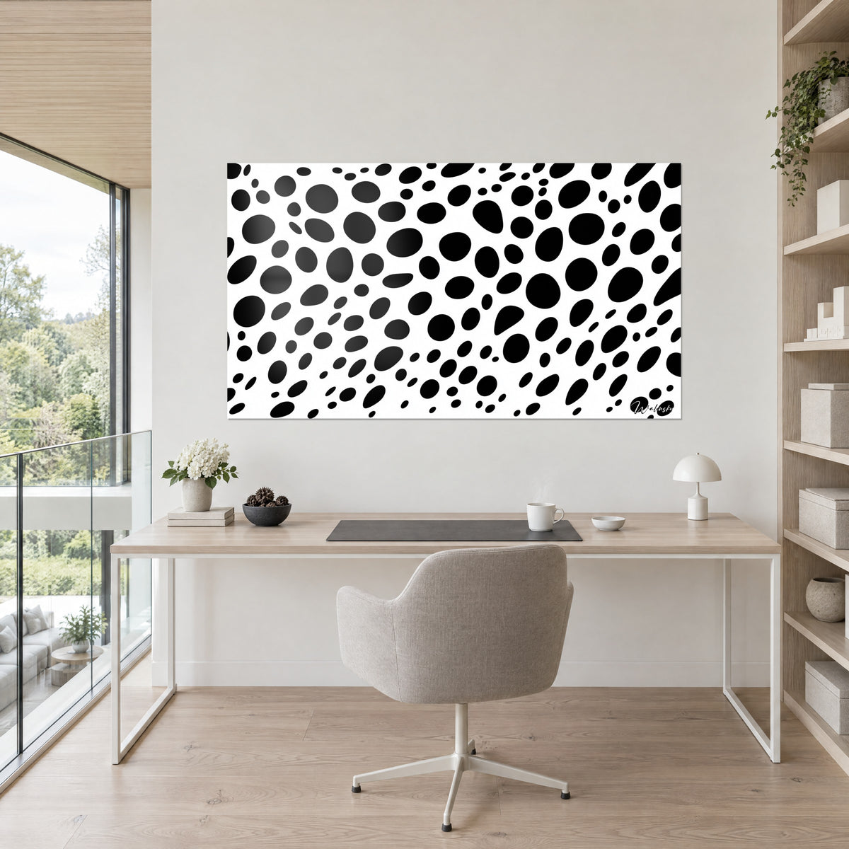 Tableau camouflage graphique noir et blanc aux ovales inégaux, bureau en bois clair, chaise grise et bibliothèque, pièce de travail lumineuse