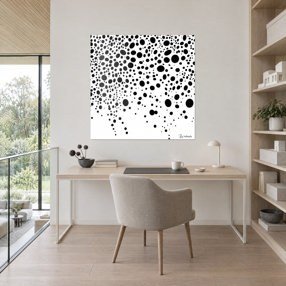Tableau bulles noires tachetées sur blanc éclatant, face à un bureau en bois clair, fauteuil beige et bibliothèque en chêne