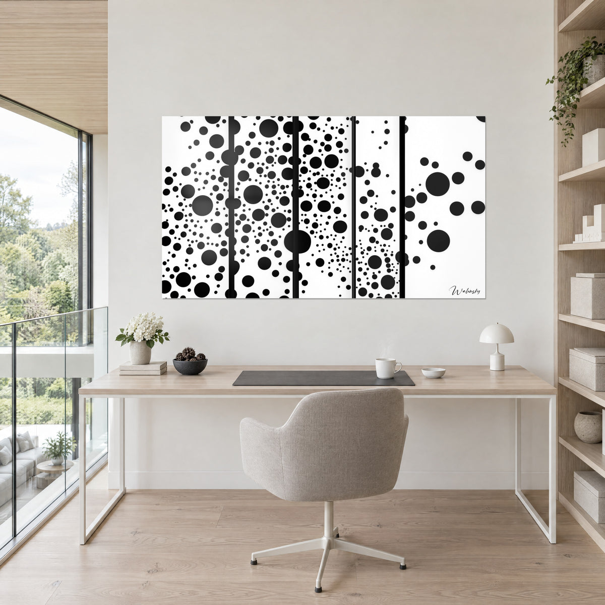 Tableau essaim de points ébène sur fond blanc, cinq volets, au-dessus d'un bureau en bois clair avec fauteuil gris et lampe