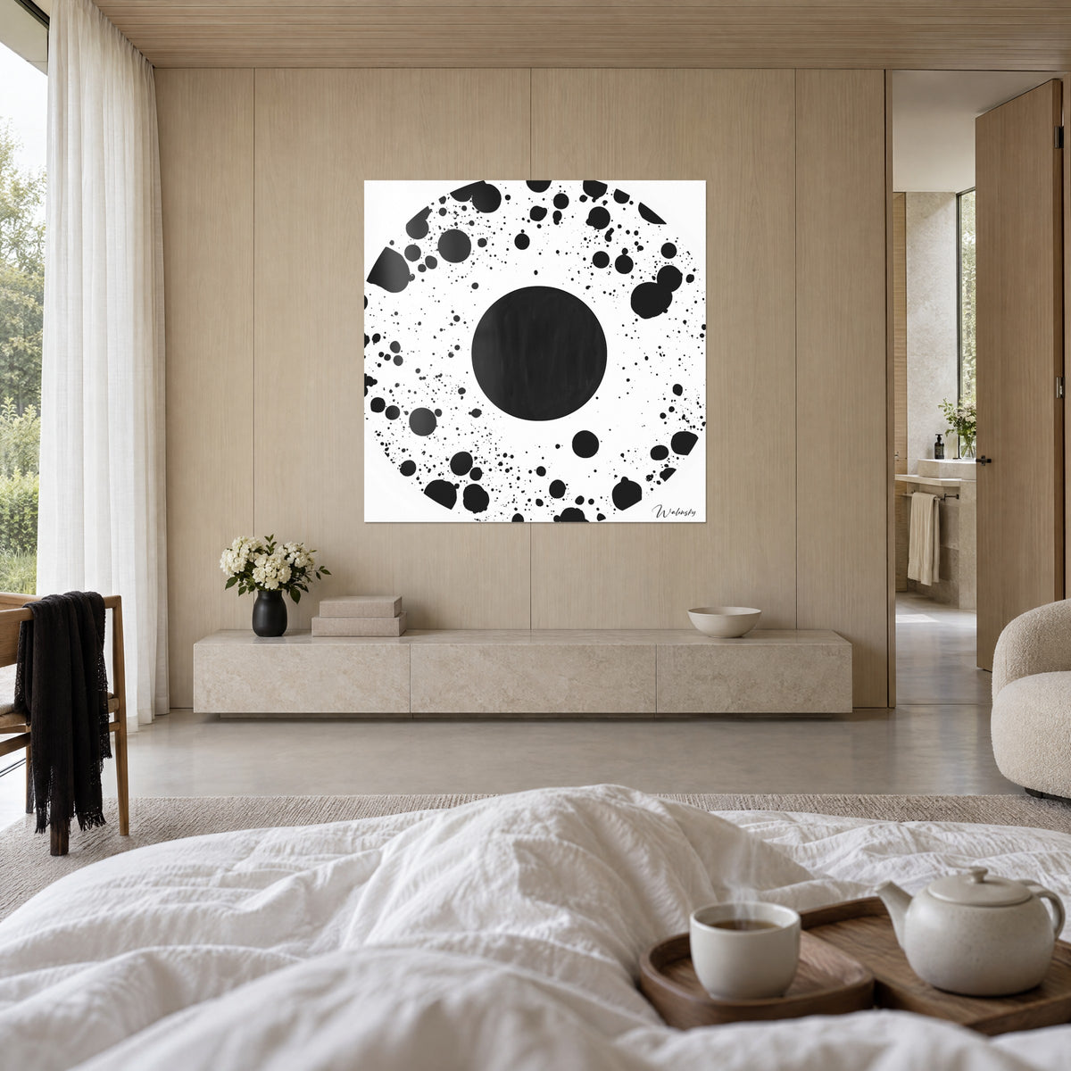 Tableau planète d'encre noire au centre et poussière de taches sur fond blanc, deux personnes de dos, au-dessus d'un lit dans une chambre claire