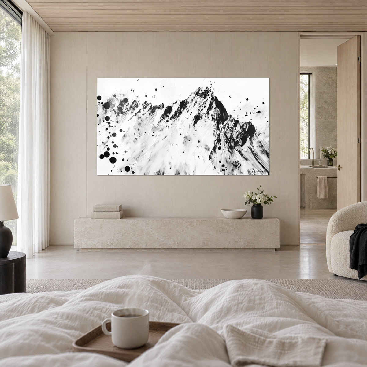 Cuadro montaña punteada en blanco y negro, cresta irregular, grandes gotas de tinta a la izquierda, encima de una cama en un dormitorio luminoso