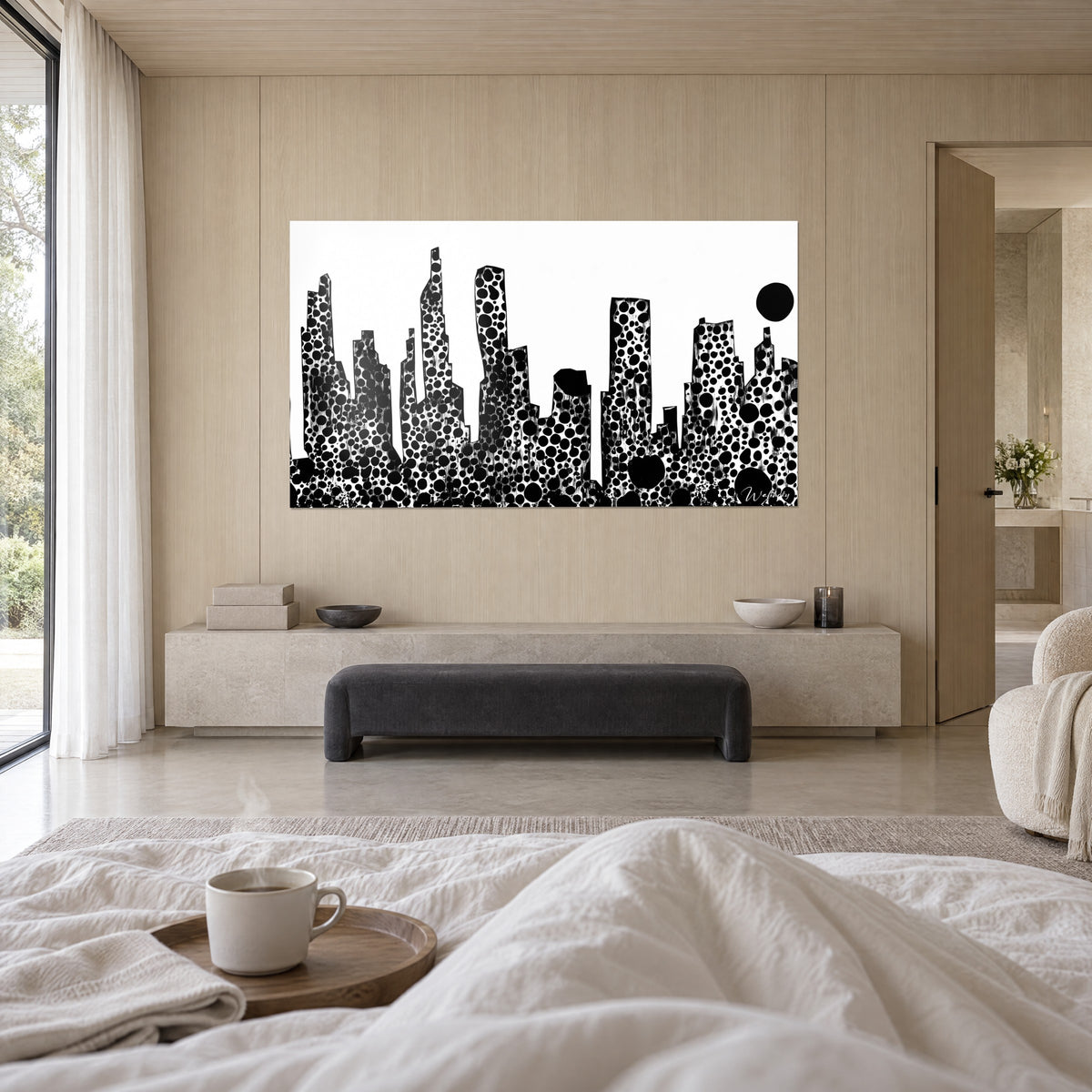 Schilderij metropool van gespikkelde torens in zwart-wit, grote zwarte schijf bovenaan, achteraanzicht, boven een bed in een lichte slaapkamer