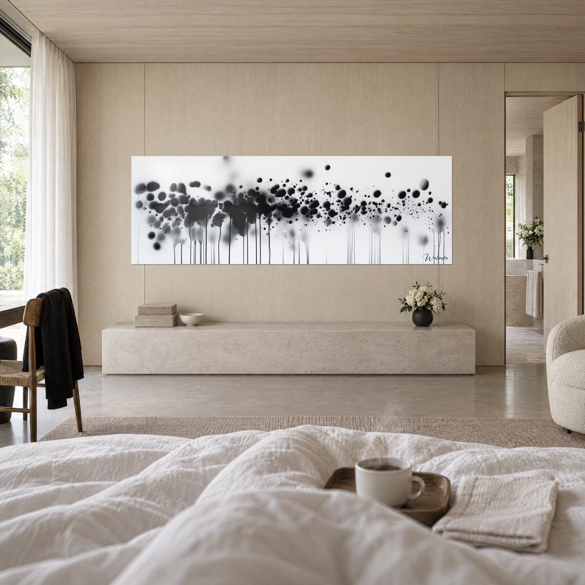 Cuadro de lluvia de puntos negros y grises con chorreados verticales sobre blanco, colgado encima de una cama en un dormitorio luminoso