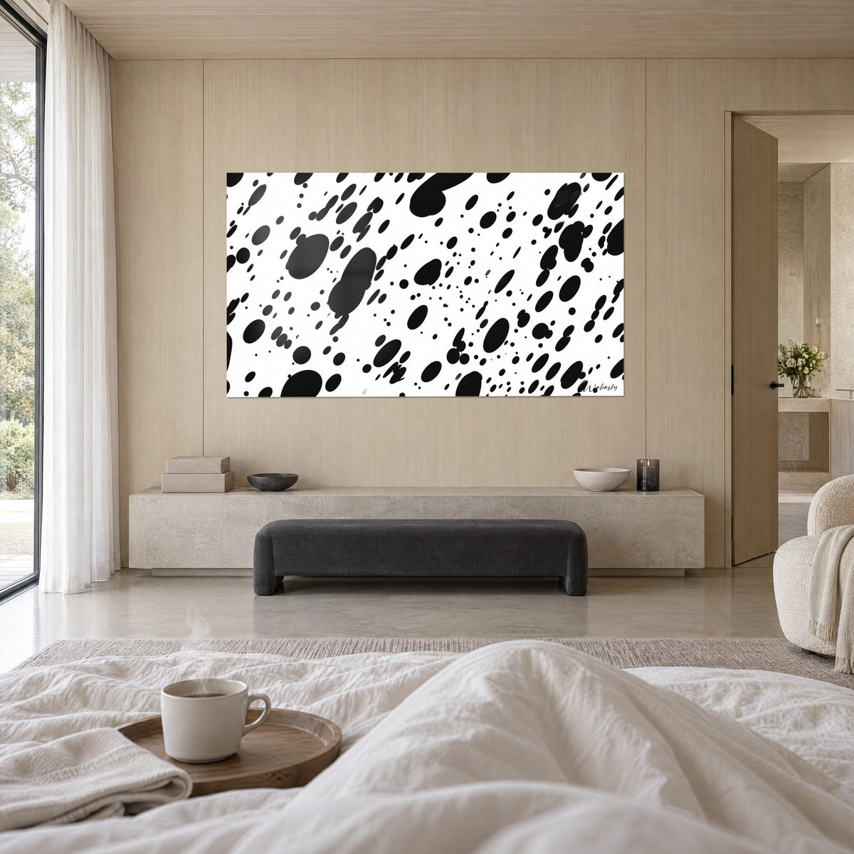 Tableau éclaboussures noires sur fond blanc éclatant, ovales d'encre striées en biais, au-dessus d'un lit dans une chambre claire